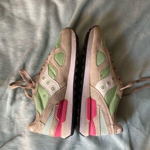 Saucony women classic looking fashion sneakers